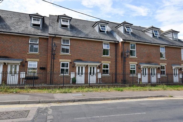 Images for High Street, Wouldham EAID:BLUEBELL BID:1